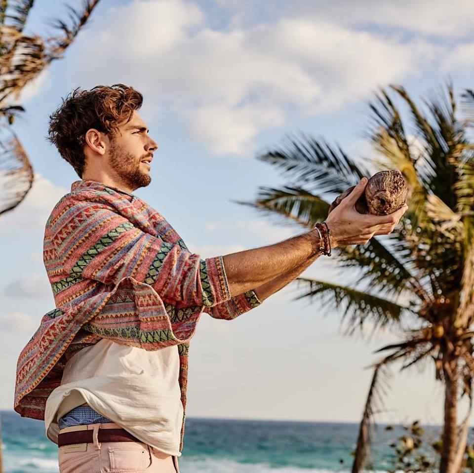 Alvaro Soler scatenato nel video "La Cintura"