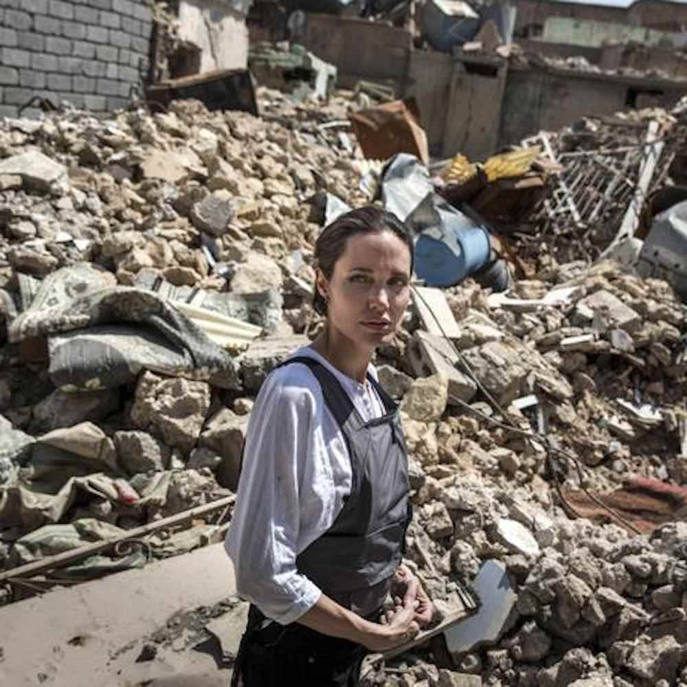 Angelina Jolie in visita in un campo profughi in Iraq