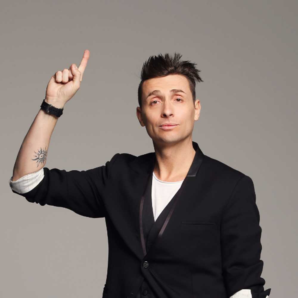 Angelo Pintus canta "Andiamo a comandare" di Rovazzi 