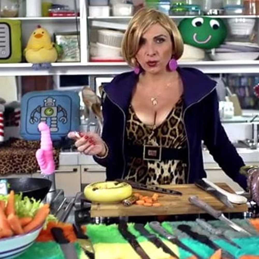 Barbara Foria si trasforma in Scianel in cucina