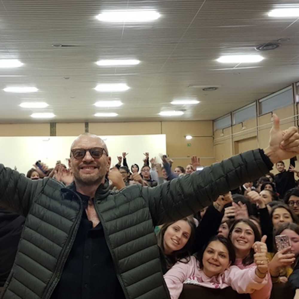 Biagio Antonacci agli studenti di Bari: "Non fatevi fregare i sogni"