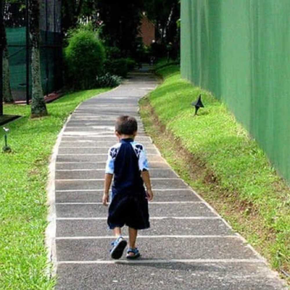 Bimbo di otto anni solo in strada, mamma non mi vuole più