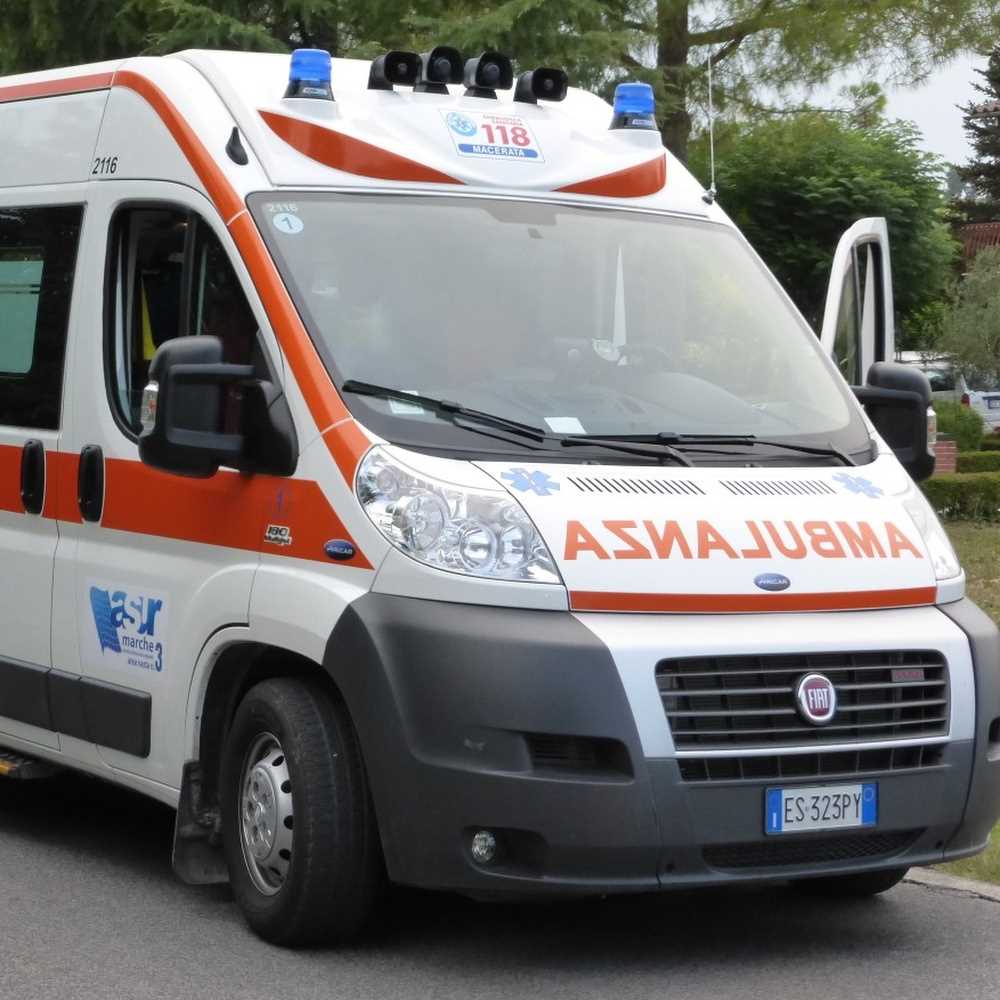 Bimbo precipita da balcone, lo salva giovane al volo