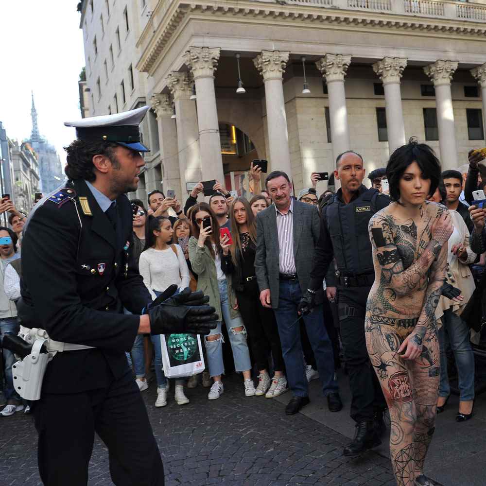 Blindspot e una donna nuda in centro a Milano