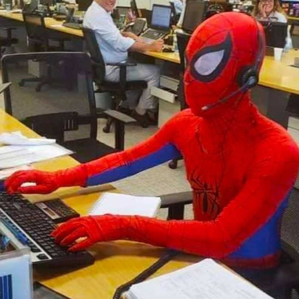 Brasile, impiegato vestito da uomo ragno, virale sul web