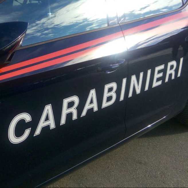 Brescia, tenta di uccidere a martellate moglie e figlia, preso
