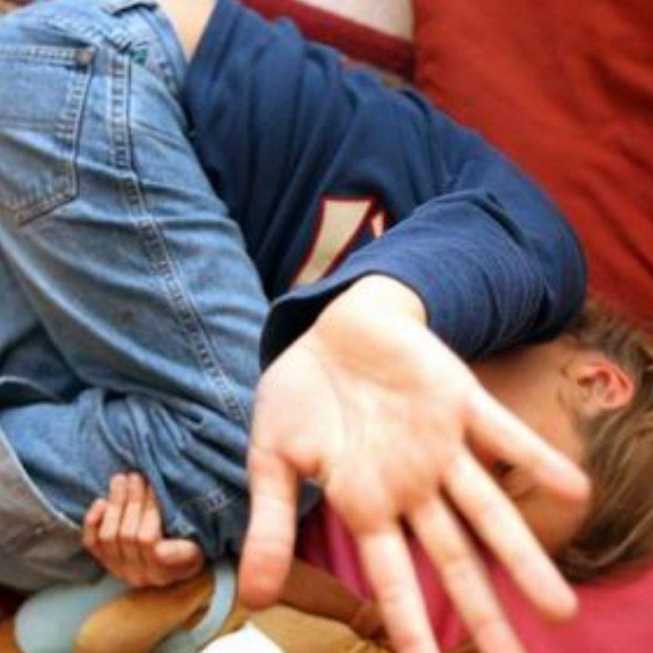 Bruciò figlio con ferro da stiro per punizione, patteggia 3 anni