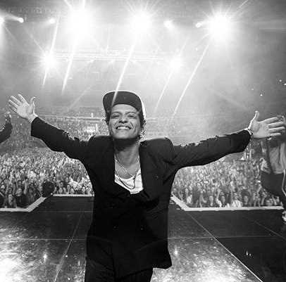 Bruno Mars, concerto a Milano dedicato a Donatella Versace