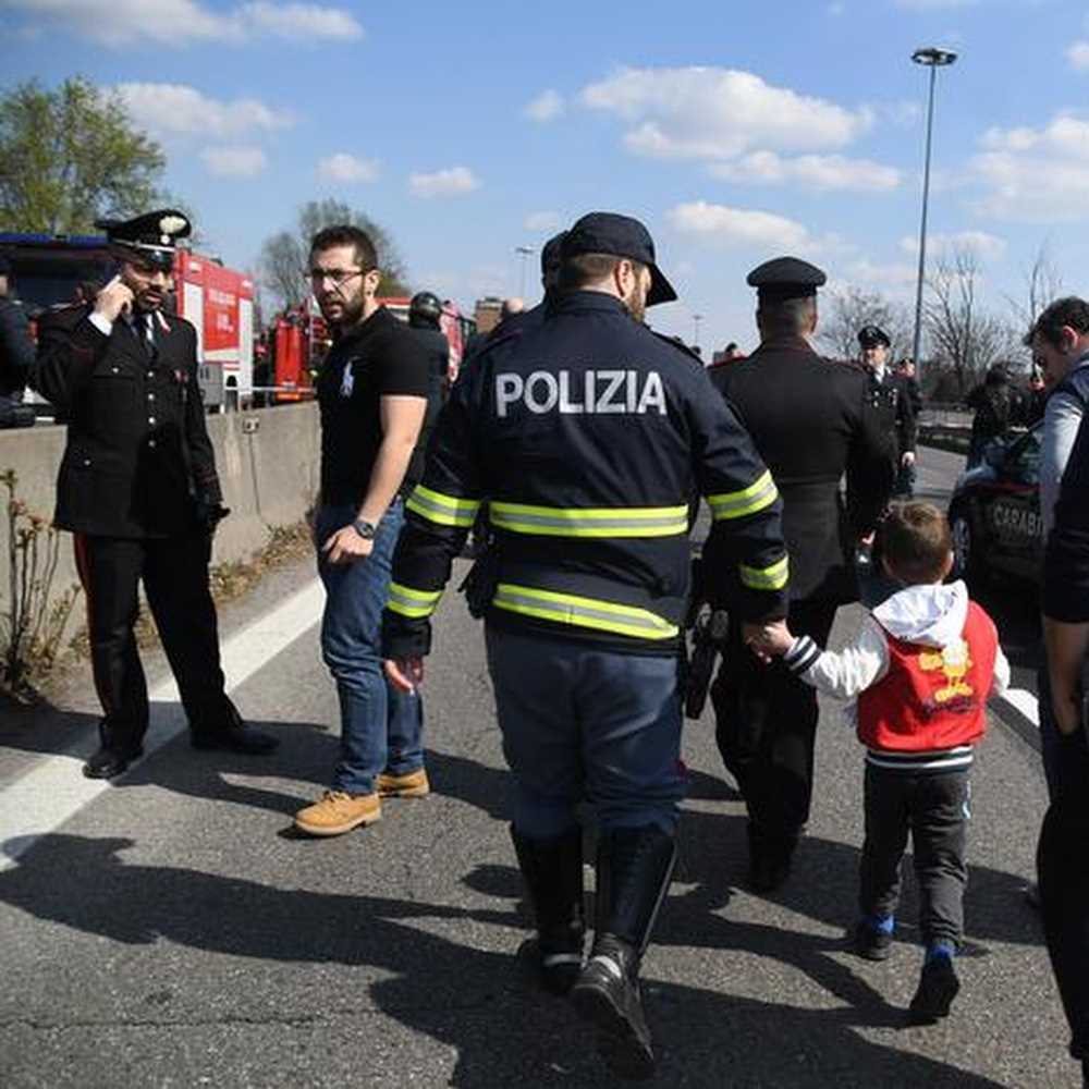 Bus sequestrato e dato alle fiamme, fermato l'autista del mezzo