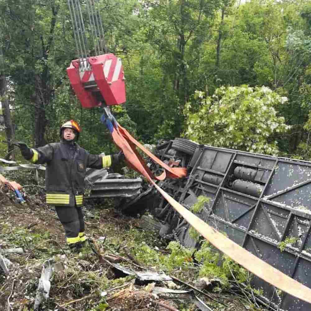 Bus si ribalta vicino Siena, 31 feriti e una donna deceduta
