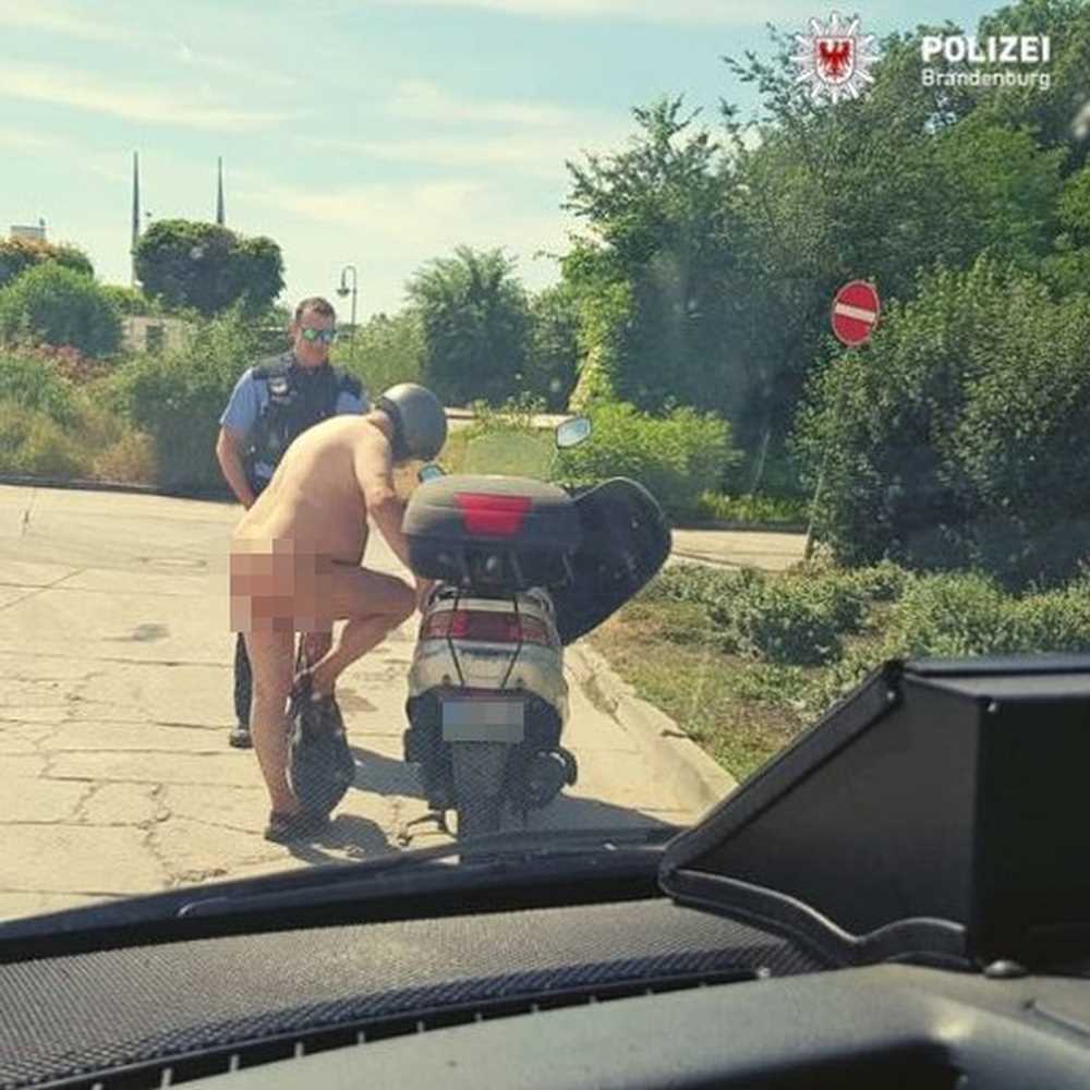 Caldo, polizia ferma uomo nudo in scooter ma col casco