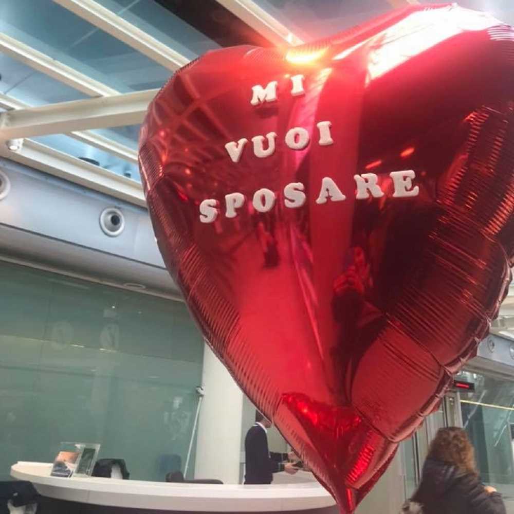 Con palloncino "Mi vuoi sposare" in aeroporto, lei lo molla
