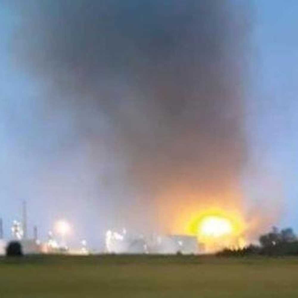 Esplosione in una raffineria Eni nel Pavese