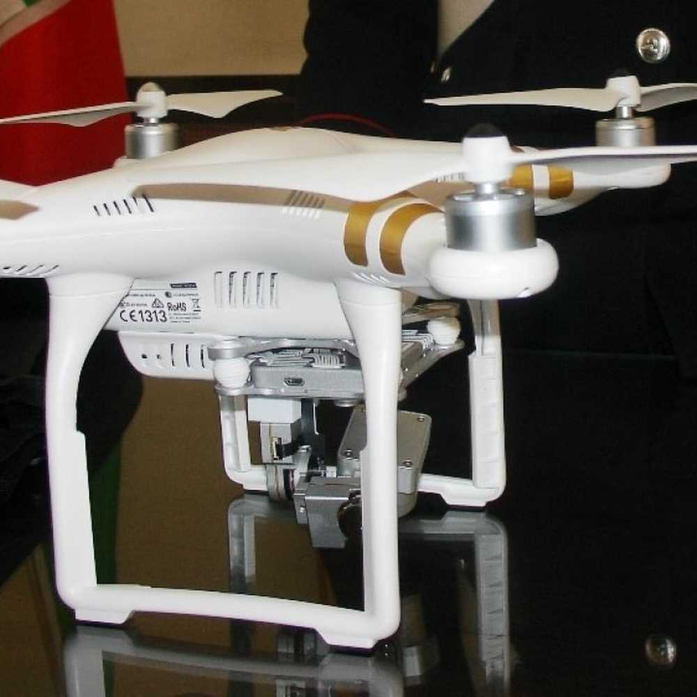 Fa volare drone tra Fori Imperiali e Colosseo, denunciato