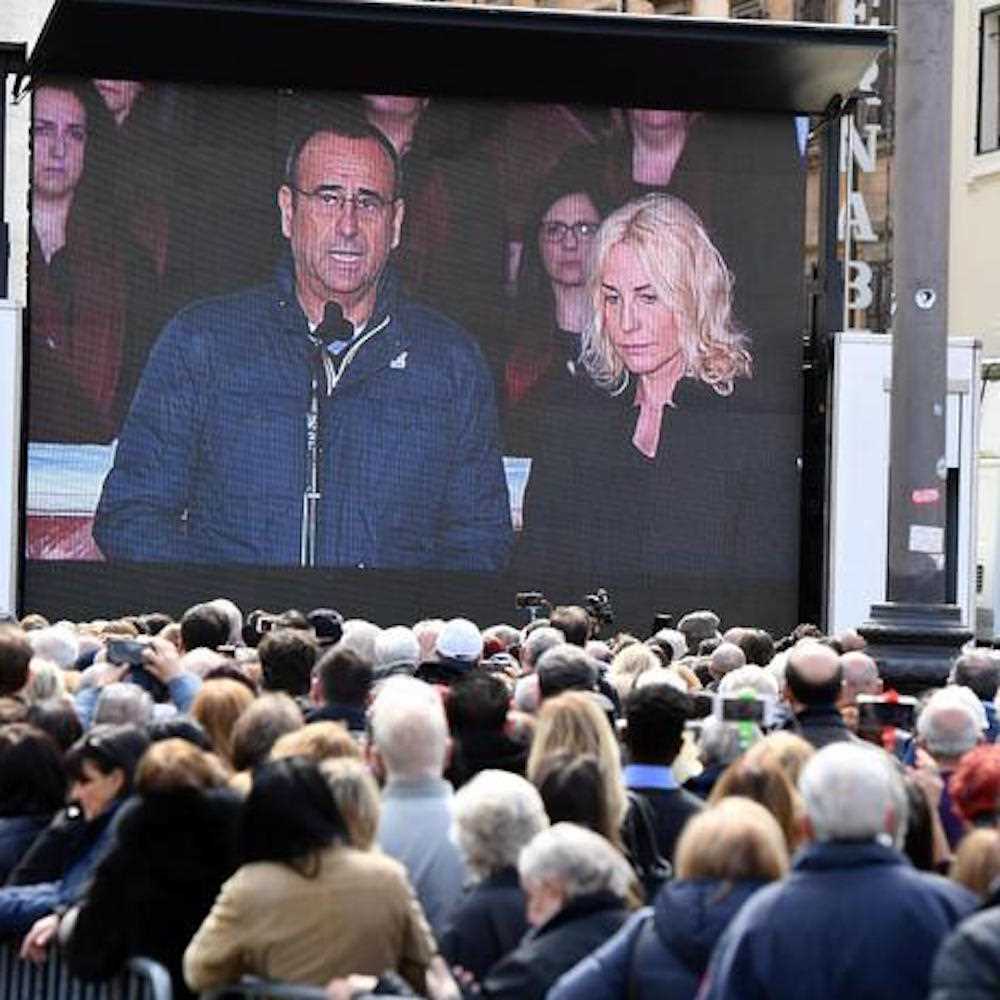 Fabrizio Frizzi, migliaia di persone a Roma per l'ultimo saluto