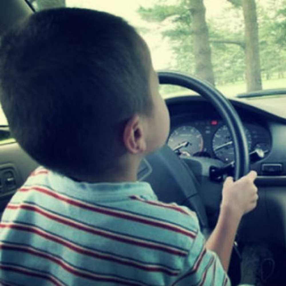 Germania, bimbo di 8 anni in autostrada a 140 km orari