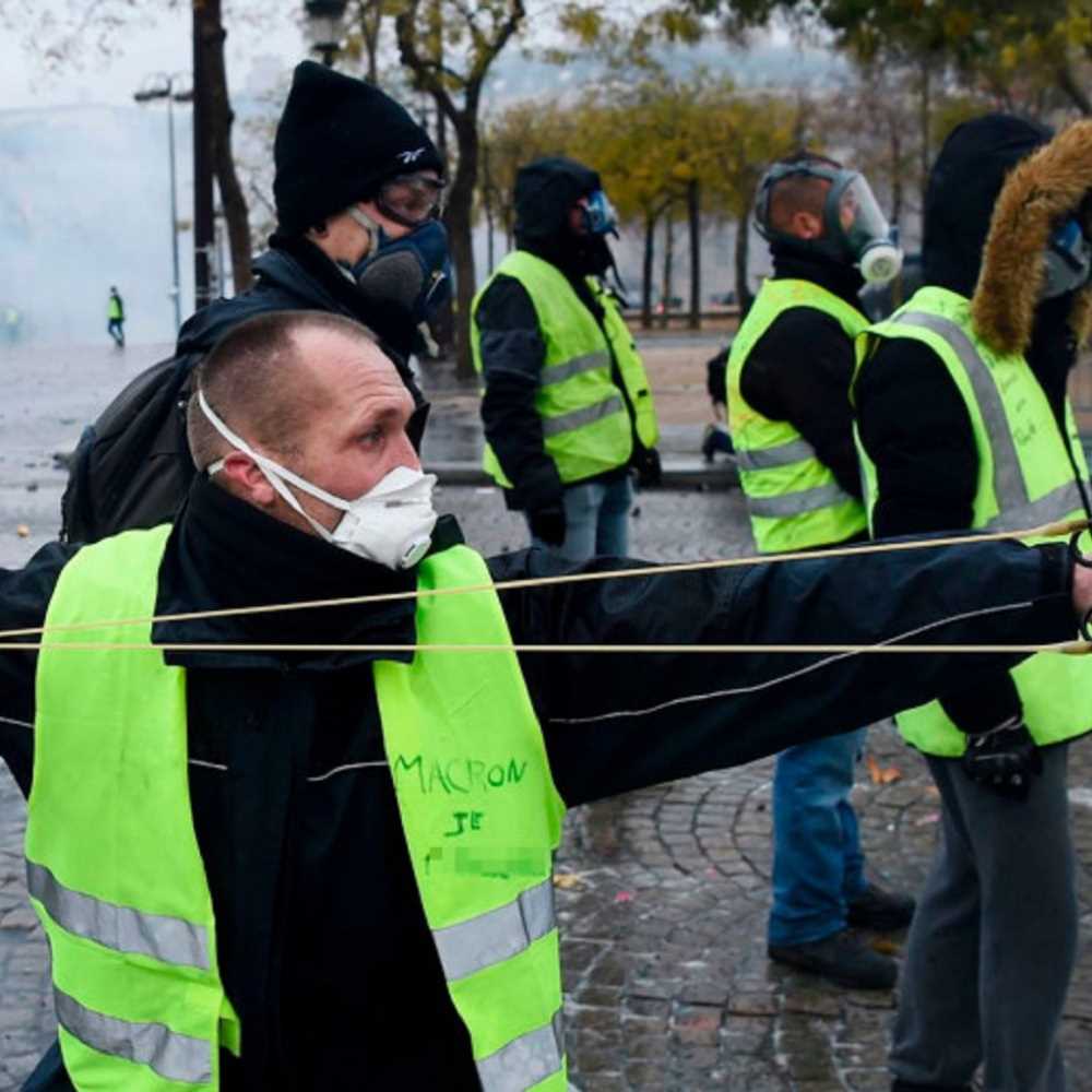 Gilet gialli, nuovi scontri a Parigi, c'è almeno un ferito
