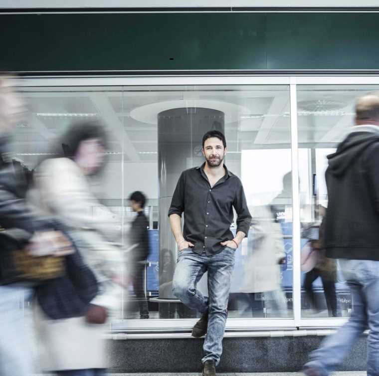 "Hello Goodbye", addii e partenze all'aeroporto