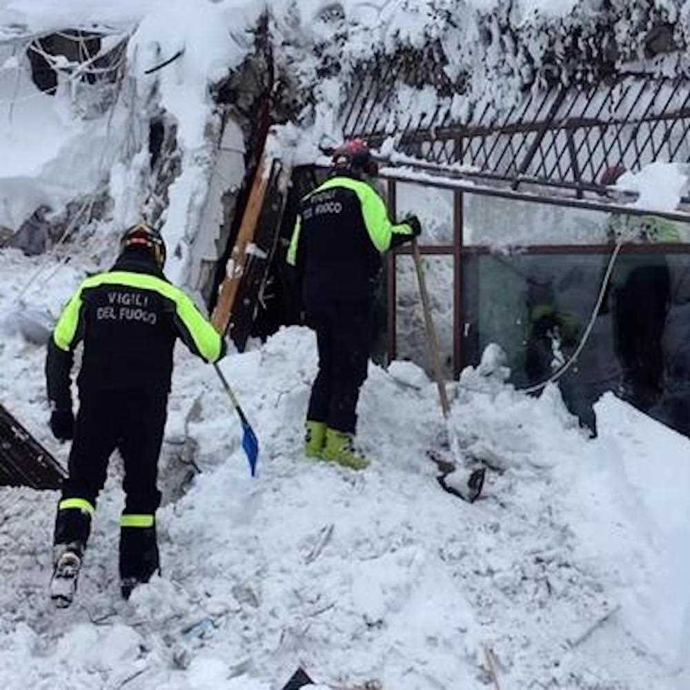 Hotel Rigopiano, due morti accertati, si continua a scavare