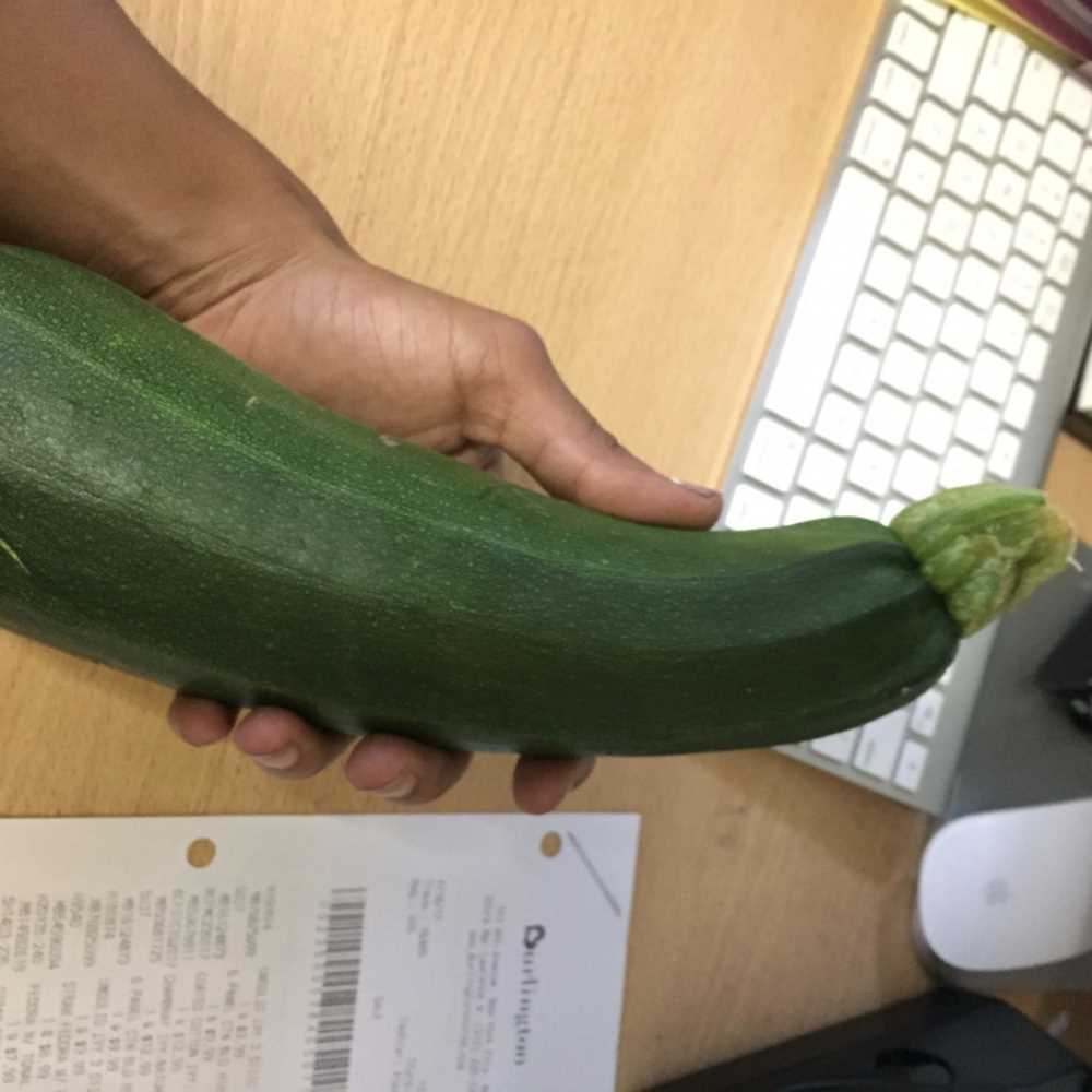 Il capo lascia una zucchina “hot” alla dipendente facendo l’occhiolino e…