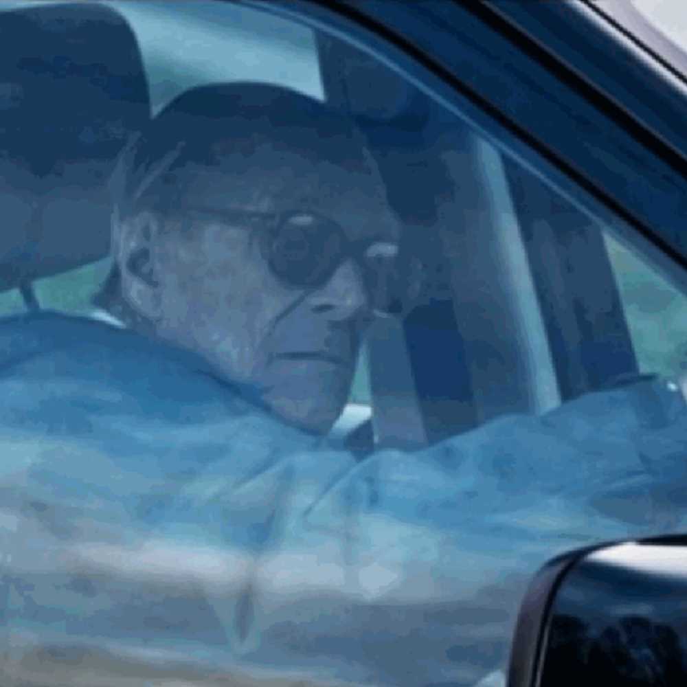 Il principe Filippo di nuovo al volante, ma senza cintura