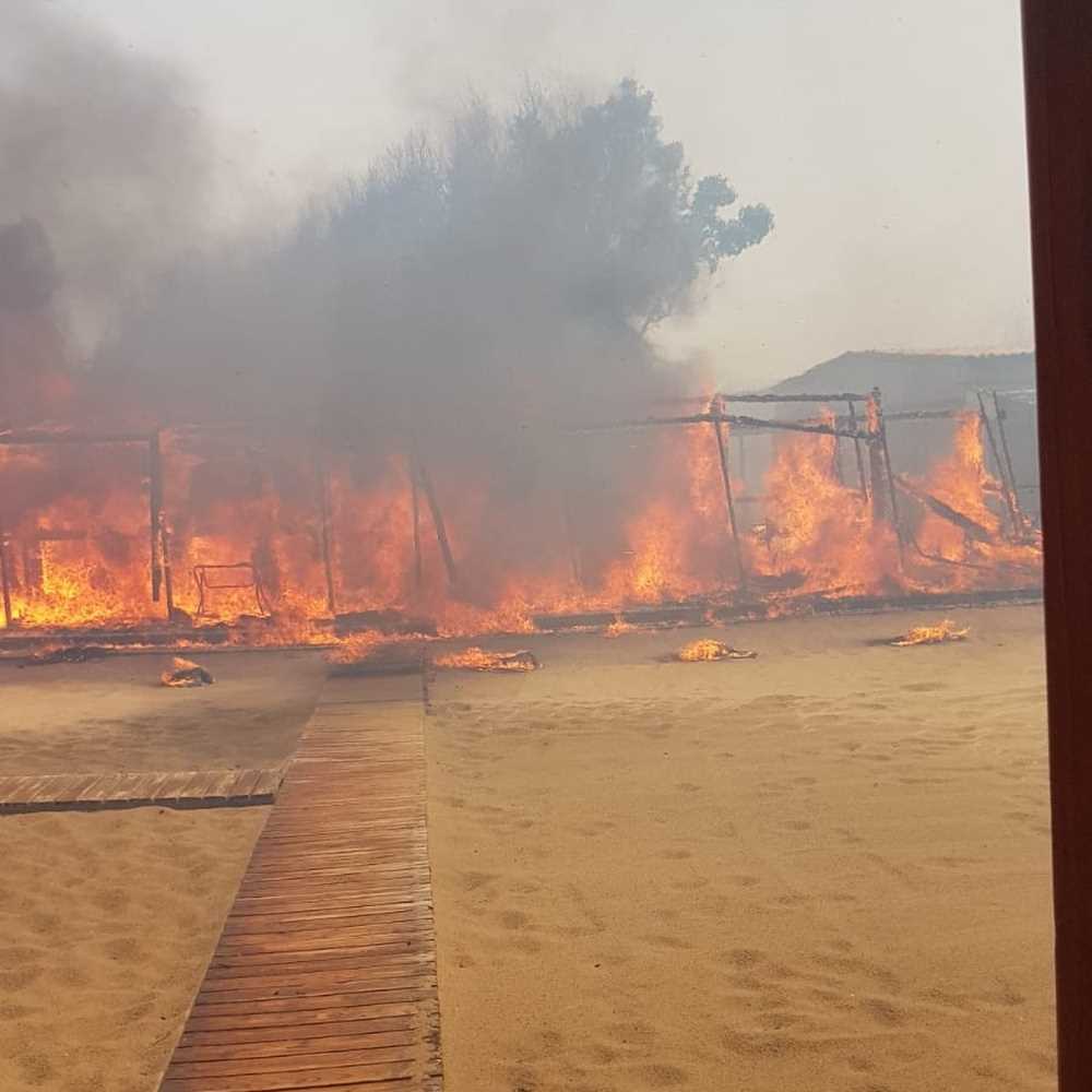 Incendi, in fiamme lidi a Catania, gente in mare