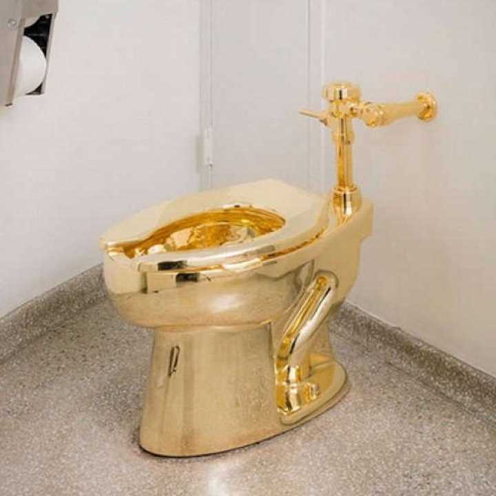 Inghilterra, rubato il water d'oro di Maurizio Cattelan