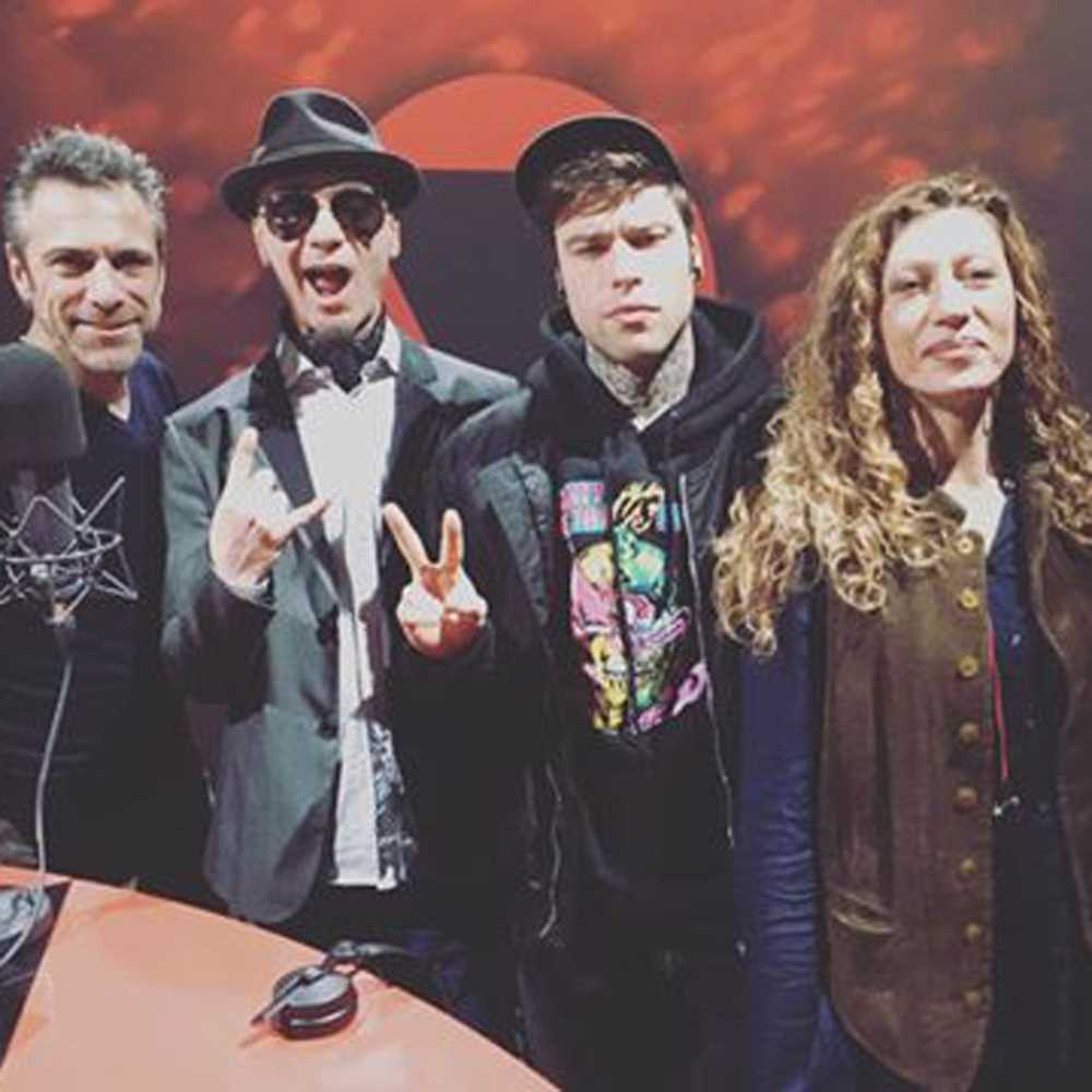 J-Ax e Fedez e il disco d'oro di Comunisti col Rolex a RTL 102.5