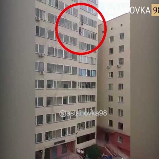 Kazakistan, bambino appeso alla finestra salvato dal vicino