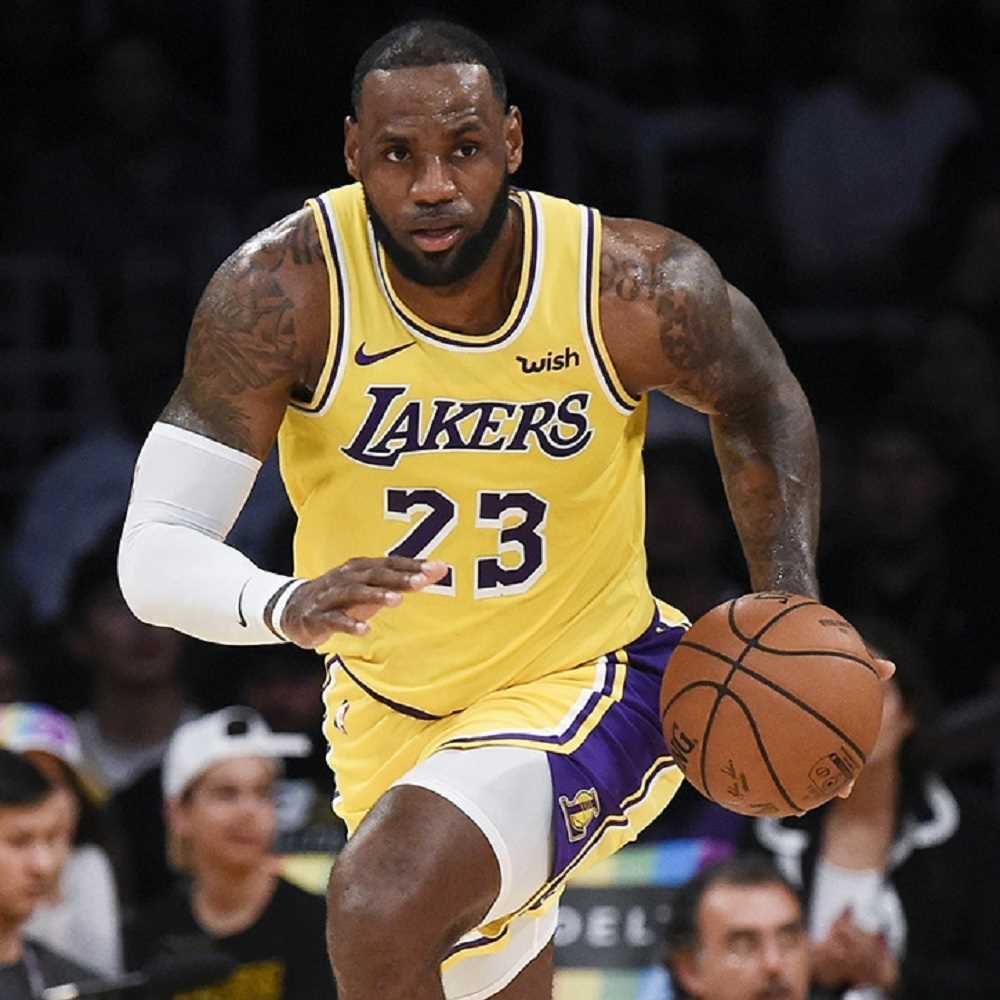 LeBron James, dure accuse a proprietari football americano