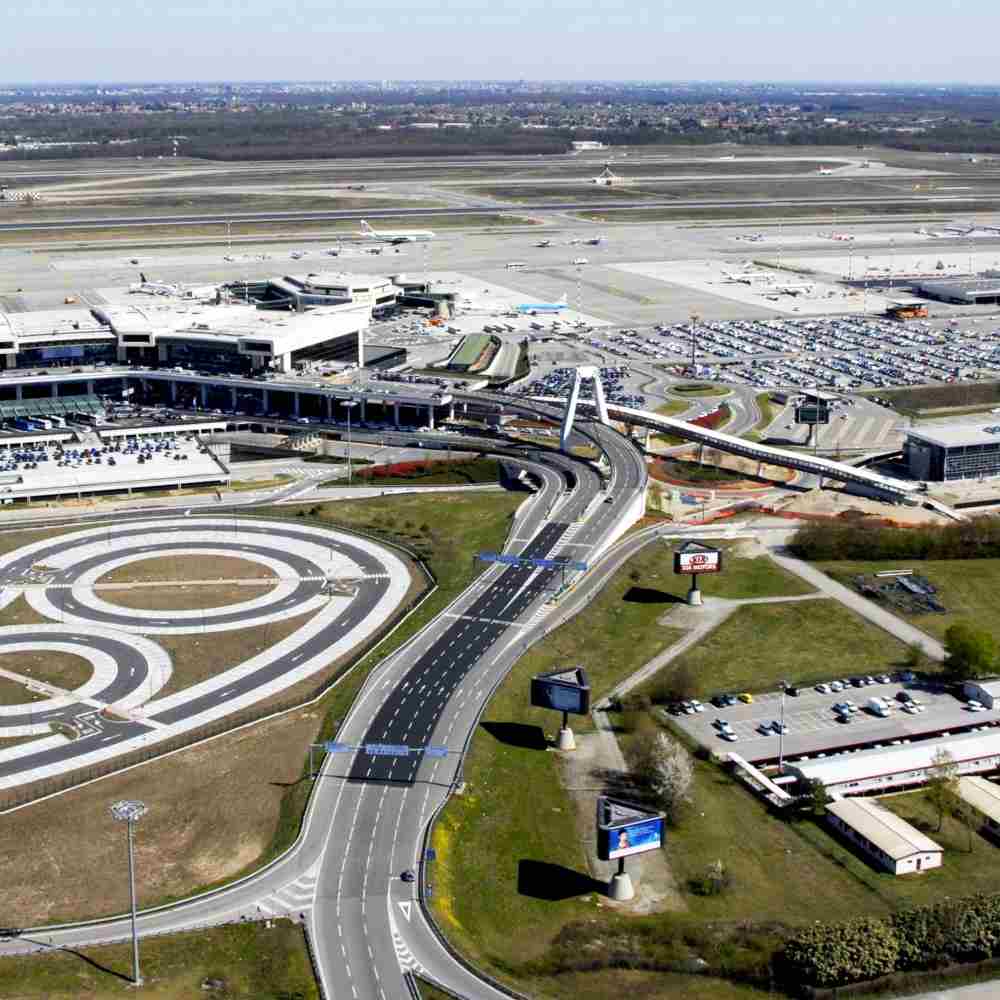 Malpensa, immigrato si lancia da portellone aereo