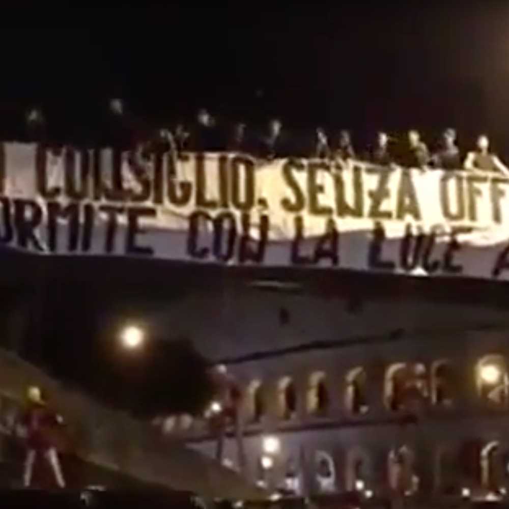 Manichini con la maglia della Roma impiccati davanti al Colosseo