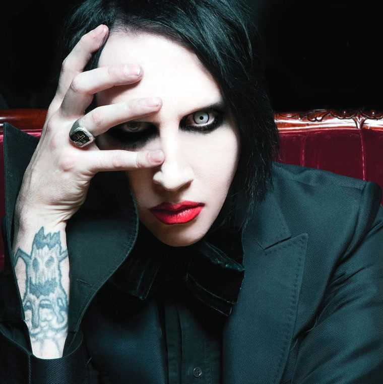 Marilyn Manson ferito dalla scenografia