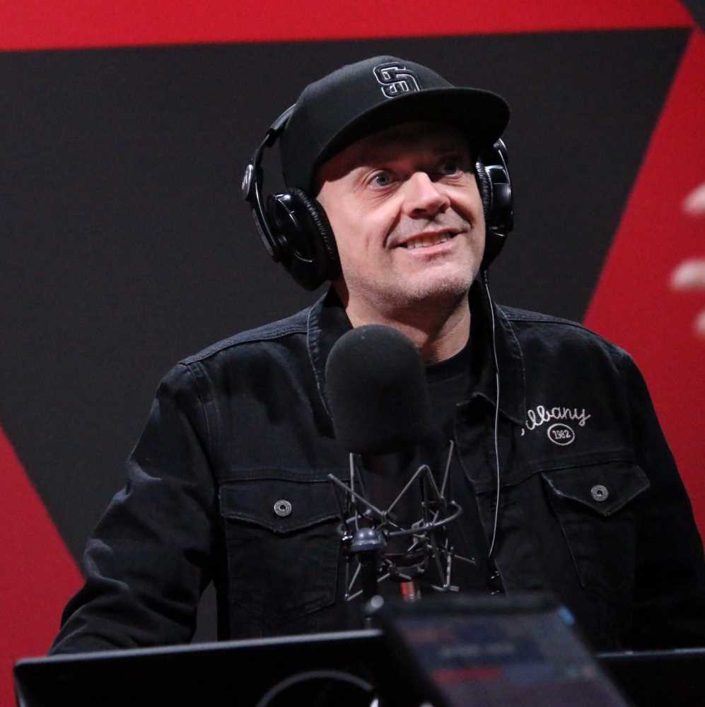 Max Pezzali: “Il segno della croce col microfono"