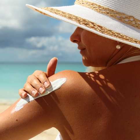 Melanoma in aumento tra i giovani, 1 su 3 non usa crema solare