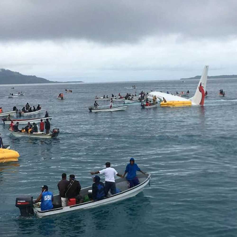Micronesia, aereo cade in acqua, tutti salvi i passeggeri