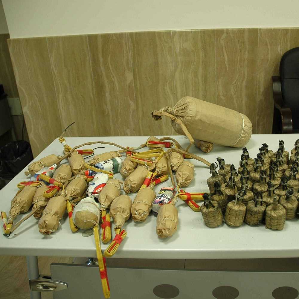 Napoli, botti sequestrati, nascosti in auto vicino a negozi