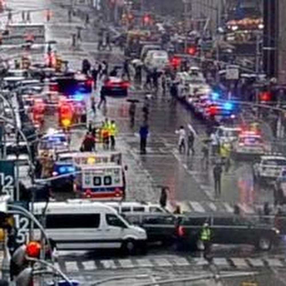 New York, elicottero si schianta contro grattacielo