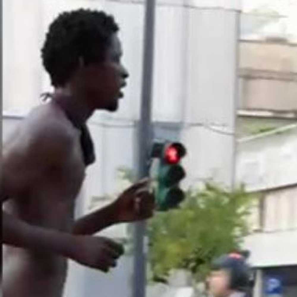 Nudo fa jogging tra le macchine a Milano, il video è virale