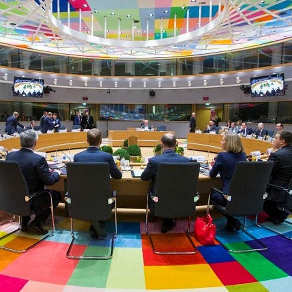 Nuove regole Ue per audiovisivo, da Netflix ai minori