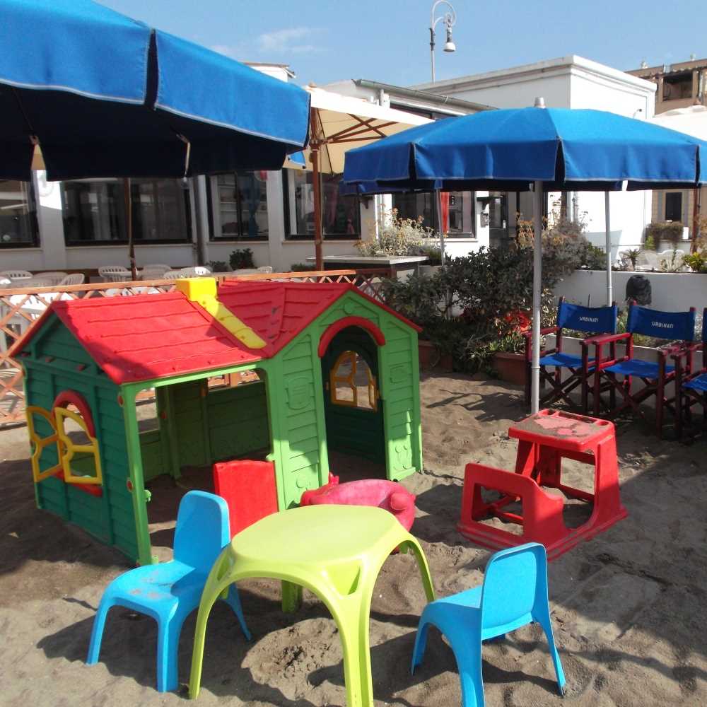 Ostia, fotografano bimbi in spiaggia, rischiano il linciaggio
