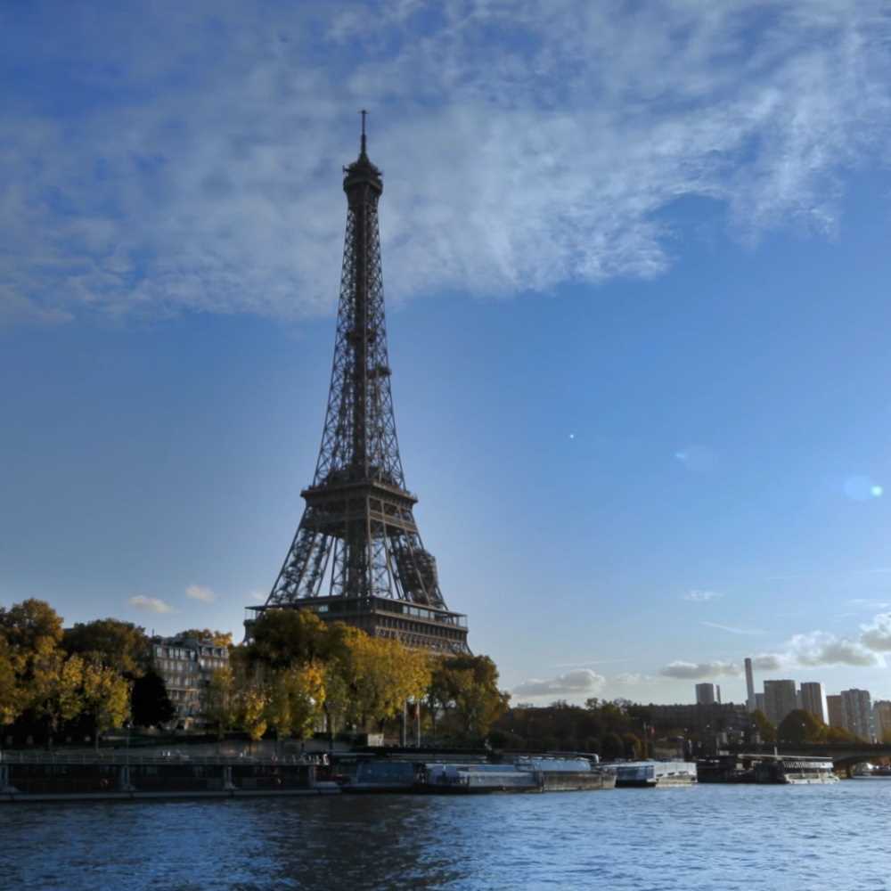 Parigi, uomo scala Tour Eiffel, minaccia il suicidio