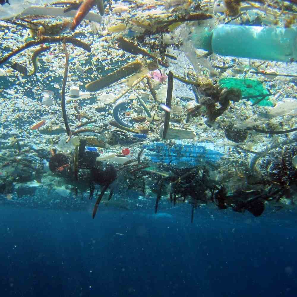 Plastica e mare, 33mila bottiglie al minuto nel Mediterraneo