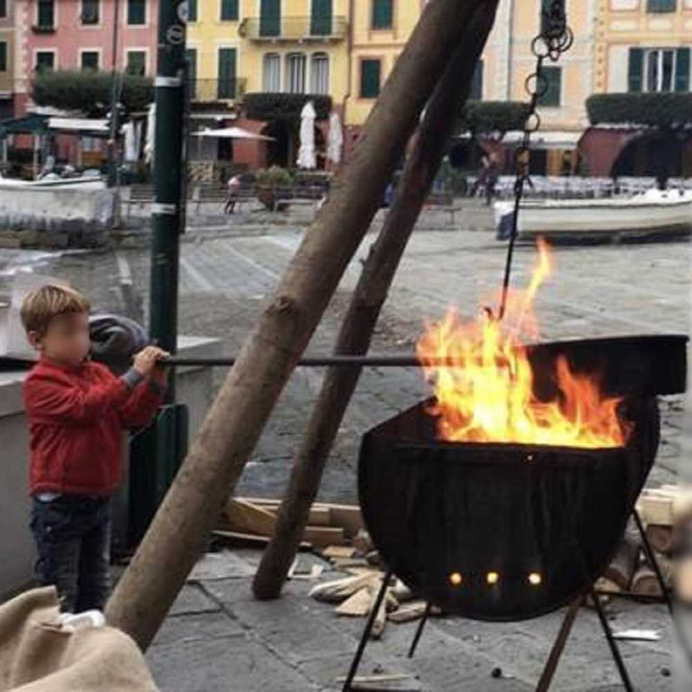 Portofino isolata, bimbo cuoce castagne per la gente del borgo