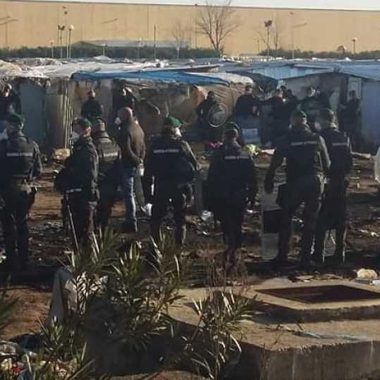 Reggio Calabria, incendio in tendopoli, morto un migrante