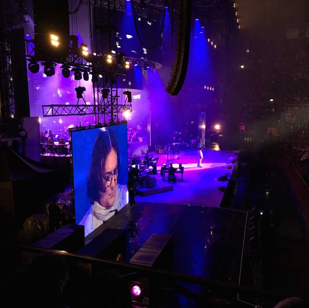 Renato Zero show a Verona contro la pioggia e la guerra