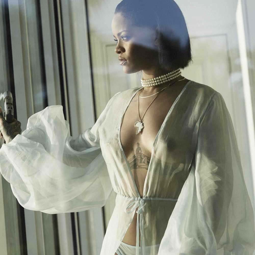 Rihanna nuda e sfrontata in "Needed Me"