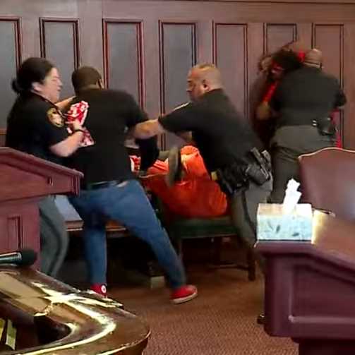 Rissa in tribunale, figli vittima aggrediscono presunto omicida