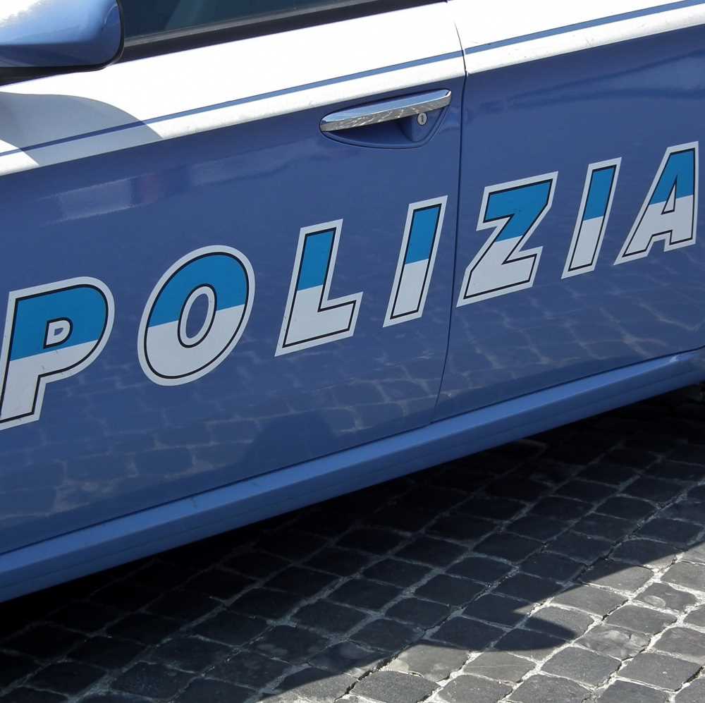 Rivolta a Foggia, gambiano ammanettato a ruota auto Ps