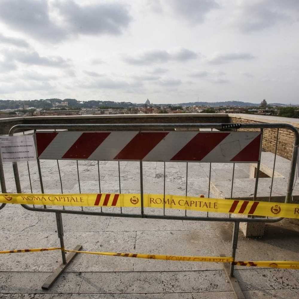 Roma, terrazza del Giardino degli Aranci a rischio, transennata